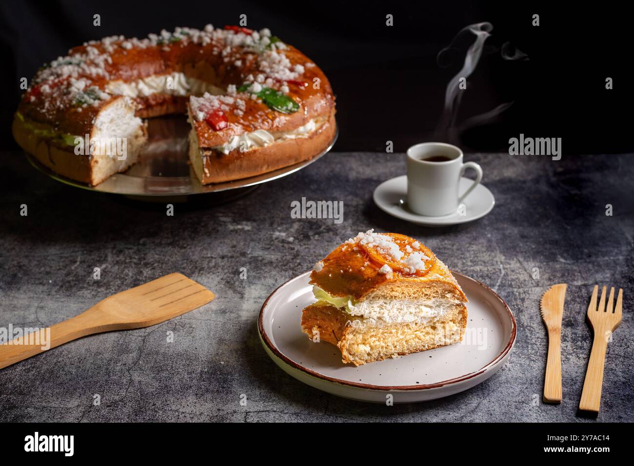 Ein Stück King`s Cake, ein typisches süßes Stück zur Feier der drei Weisen, hergestellt aus süßem Teig, dekoriert mit kandierten Früchten und gefüllt Stockfoto